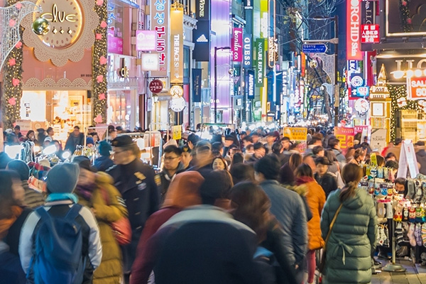 명동을 세계적인 쇼핑·관광 중심지로 성장시키고, 변화하는 소비 트렌드에 맞춰 지속 가능한 상권을 구축합니다.