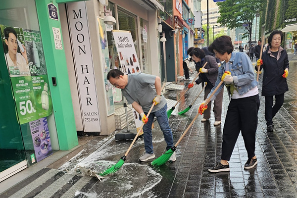 소상공인부터 대형 브랜드까지 모든 상인이 함께 성장하는 환경을 조성하며, 협력을 통해 공존하는 경제 생태계를 만들어갑니다.