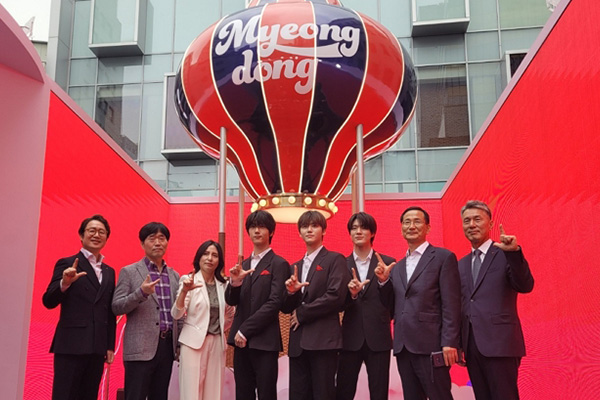 쇼핑뿐만 아니라 문화, 예술, 엔터테인먼트가 공존하는 복합 문화 공간으로서의 명동을 만들어가며, 차별화된 지역 브랜드를 형성합니다.